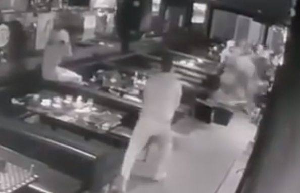 遇襲男子反應迅速即時「彈起」閃避,並跨過鄰桌朝門口方向逃走,但落地時跌倒,多名刀手一擁而上施襲。