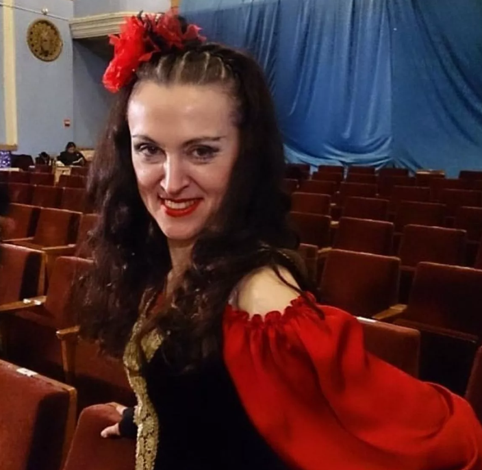 40歲的俄羅斯演員、編舞家與導演波琳娜(Polina Menshikh)