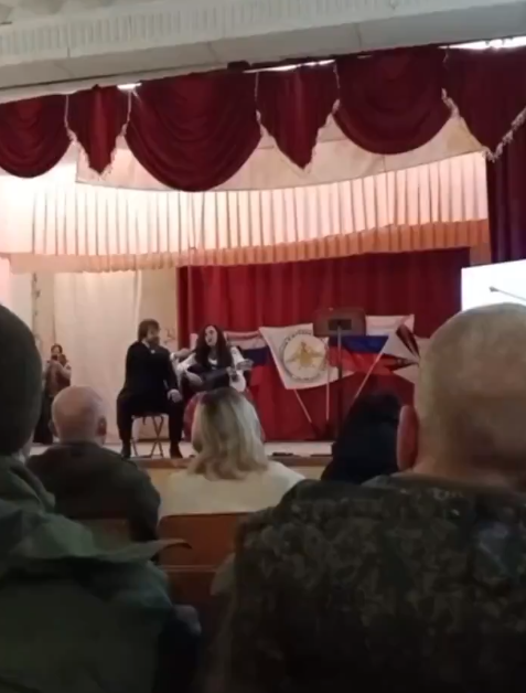 波琳娜在一個可容納約150人的舞廳彈結他唱歌,台下坐了許多軍人,突然間舞廳燈光全滅,現場遭遇炮擊。