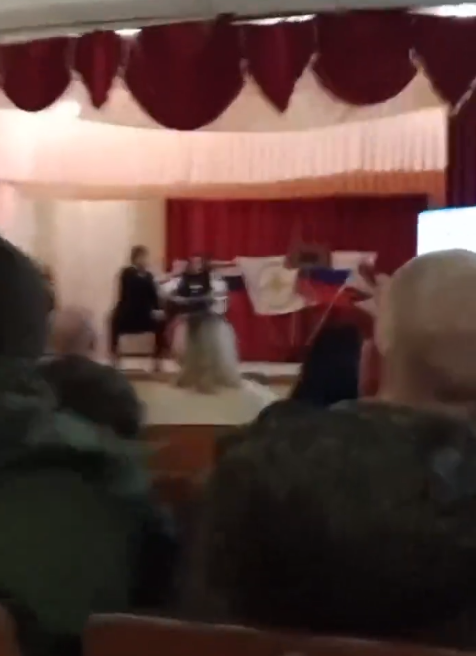 波琳娜在一個可容納約150人的舞廳彈結他唱歌,台下坐了許多軍人,突然間舞廳燈光全滅,現場遭遇炮擊。