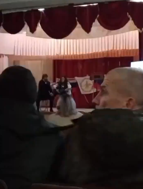 波琳娜在一個可容納約150人的舞廳彈結他唱歌,台下坐了許多軍人,突然間舞廳燈光全滅,現場遭遇炮擊。