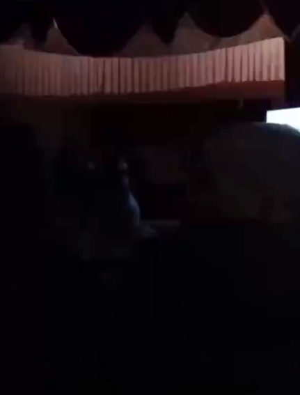 波琳娜在一個可容納約150人的舞廳彈結他唱歌,台下坐了許多軍人,突然間舞廳燈光全滅,現場遭遇炮擊。