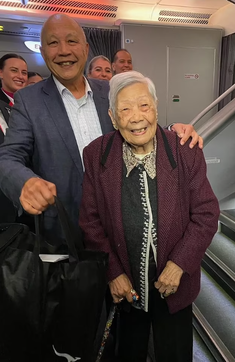 一名香港103歲女人瑞在澳洲悉尼探親後,踏上澳洲航空飛回香港的班機時,獲得機組人員及乘客溫馨拍手歡迎