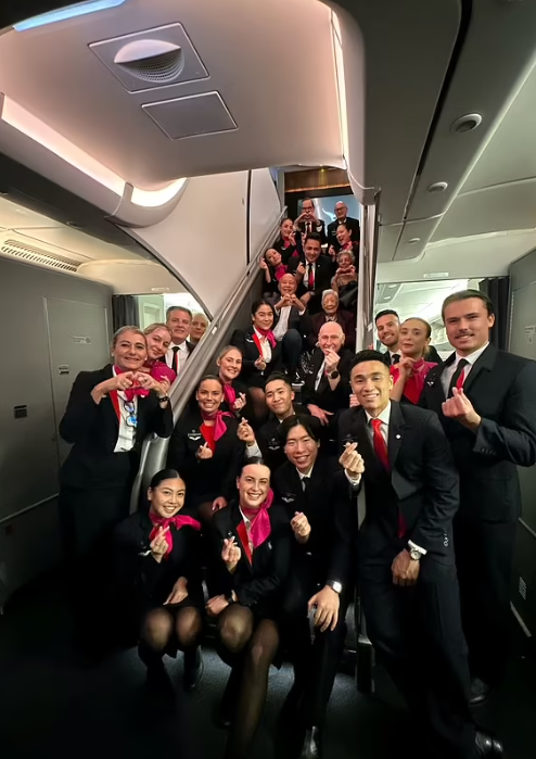 在悉尼探親7周後,她在朋友約翰陪同下踏上澳洲航空回香港的班機,乘坐商務艙,機組人員得知她是澳航有史以來最年長的乘客後,機長透過廣播將消息公布全機乘客,機艙爆出歡呼聲,全體機組人員亦與「婆婆」合照留念。