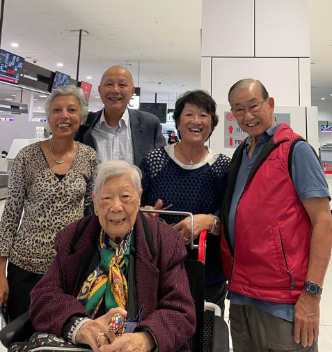 她自1979年以來每年都會赴澳洲一次,皆因次子、現年81歲的Dennis(右一)與妻子Helen(右二)一家均住在悉尼。