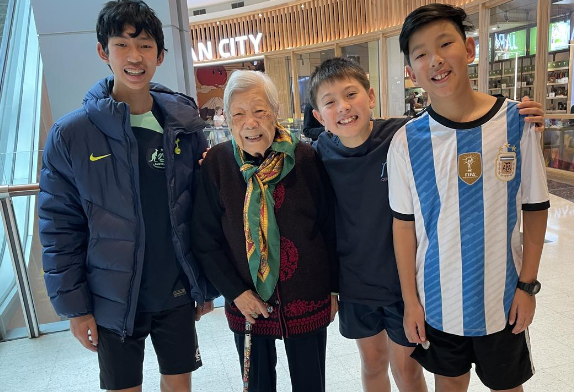 婆婆有13位孫子和15位曾孫