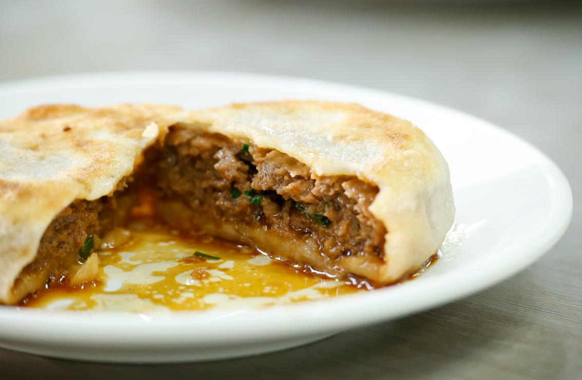 好似牛肉餅咁,我哋係用靚牛肋條去做餡,用啲肉靚先會爆汁。同埋個配方係老爺嗰陣傳落嚟,咁多年都冇變過。」(攝:林俊源)