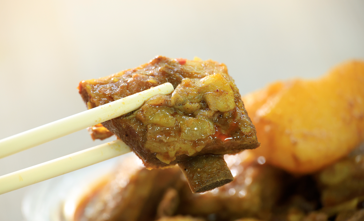 清真牛肉館的午餐並沒有因價格較平而減少分量或改變材料,這份以澳紐羊腩製成的咖喱仍分量十足。(攝:林俊源)