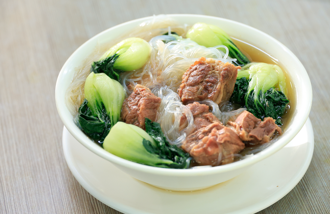 而牛腩粉絲湯是馬太的最愛之一,爽滑的粉絲配上清香軟淋的五香牛腩,再呷一口熱湯,十分暖胃。(攝:林俊源)