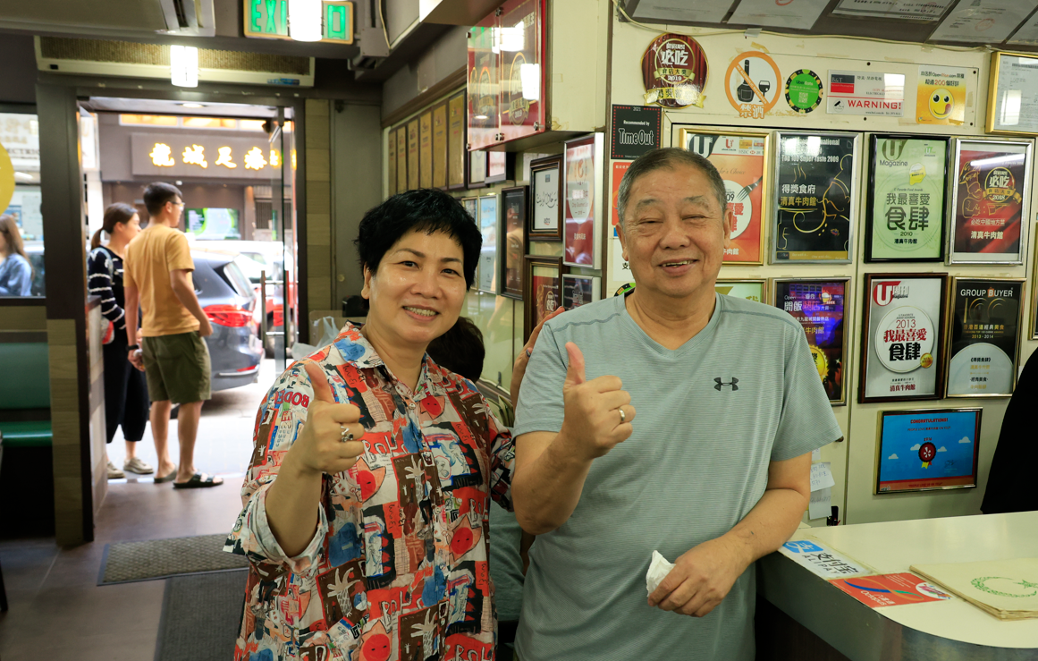 清真牛肉館現行拍檔製,分早晚兩更監察品質。(左)馬太、(右)麥生(攝:林俊源)