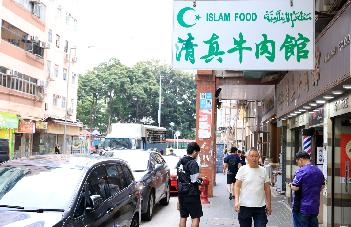 當日訪問時即便是落場時間,仍有不少客人排隊等候外賣。(攝:林俊源)