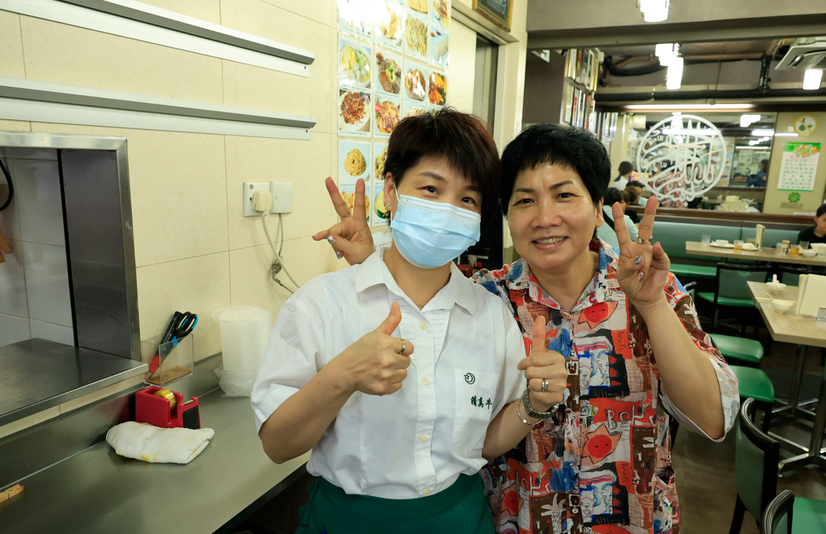 馬太和員工其實十分親近,更笑言和她們像姐妹一般。(攝:林俊源)
