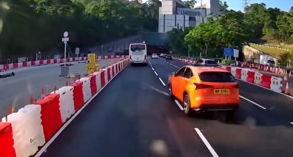 一輛橙色私家車沿青沙公路往九龍方向行駛,加速進入尖山隧道時由慢線越過雙白線,連切兩線至快線行駛,直撞前方另一輛白色私家車車尾。(fb交通意外求片區 )
