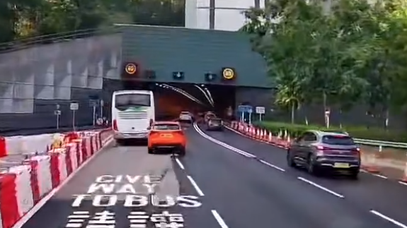 一輛橙色私家車沿青沙公路往九龍方向行駛,加速進入尖山隧道時由慢線越過雙白線,連切兩線至快線行駛,直撞前方另一輛白色私家車車尾。(fb交通意外求片區 )