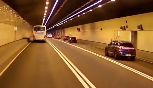 一輛橙色私家車沿青沙公路往九龍方向行駛,加速進入尖山隧道時由慢線越過雙白線,連切兩線至快線行駛,直撞前方另一輛白色私家車車尾。(fb交通意外求片區 )