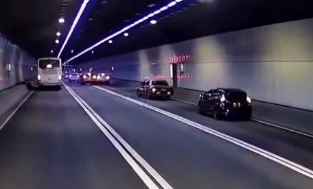 一輛橙色私家車沿青沙公路往九龍方向行駛,加速進入尖山隧道時由慢線越過雙白線,連切兩線至快線行駛,直撞前方另一輛白色私家車車尾。(fb交通意外求片區 )