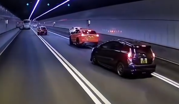 一輛橙色私家車沿青沙公路往九龍方向行駛,加速進入尖山隧道時由慢線越過雙白線,連切兩線至快線行駛,直撞前方另一輛白色私家車車尾。(fb交通意外求片區 )