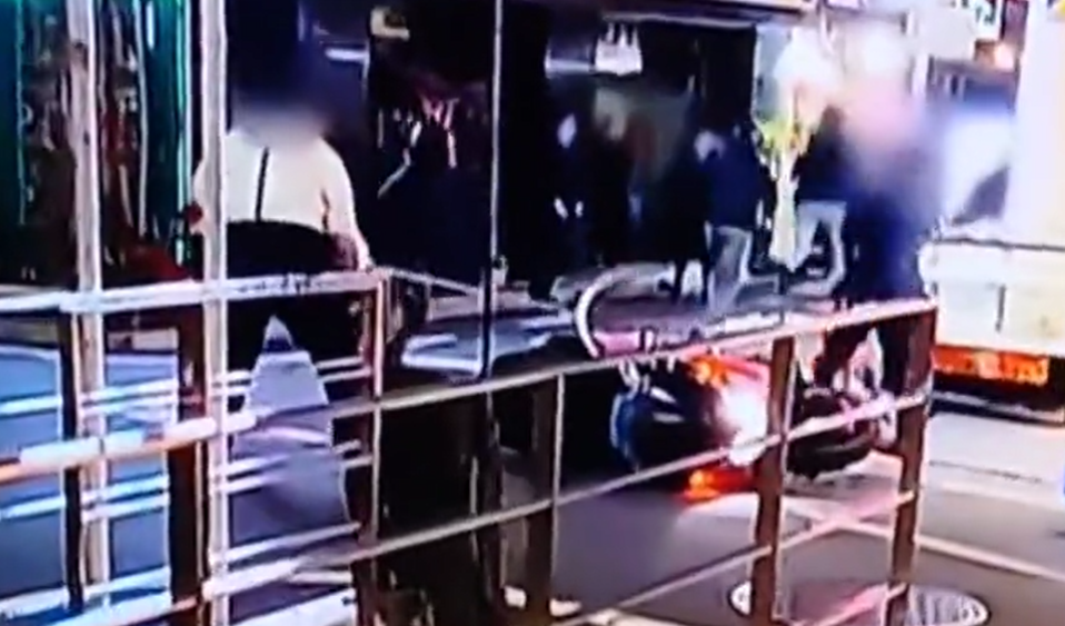 店員打翻賊人的電單車。(影片截圖)