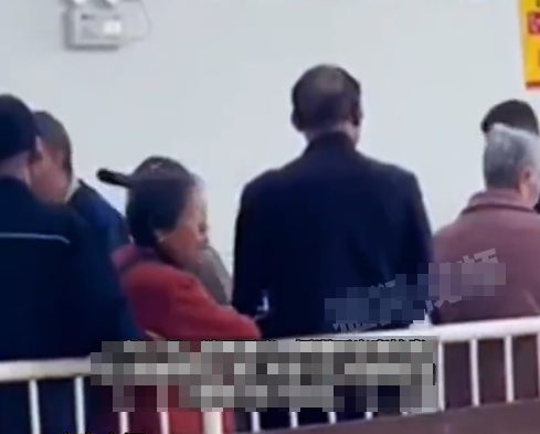 缺德大媽遊兵馬俑 旁若無人吐痰 扔煙頭入坑道