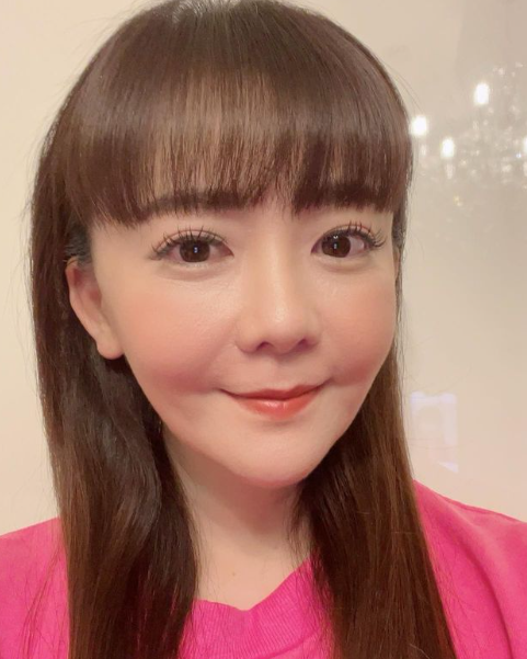 華原朋美現年48歲,與全盛期相去甚遠。(華原朋美IG)