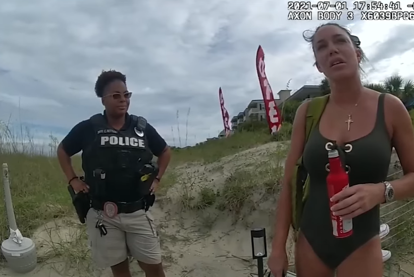 美國一名當時34歲的女子2021年在喬治亞州海邊偷偷使用按摩棒自慰,驚動身旁民眾報警,最終被警察以涉嫌犯猥褻罪逮捕。當日執法警察的隨身攝影機鏡頭影像上周五曝光