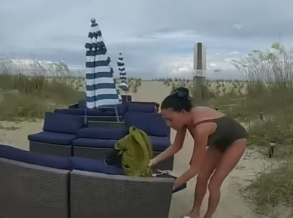 克莉絲汀起初極力否認,反問是誰見到,警方則回應是一個有孩子的家庭,她則辯稱自己只是躺在沙灘上休息,直到警方要求搜索背包時,克莉絲汀才坦承為了放鬆減壓