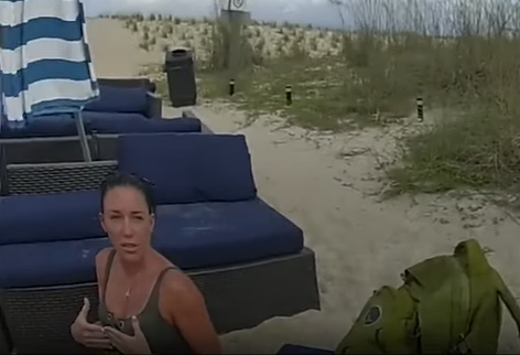 克莉絲汀起初極力否認,反問是誰見到,警方則回應是一個有孩子的家庭,她則辯稱自己只是躺在沙灘上休息,直到警方要求搜索背包時,克莉絲汀才坦承為了放鬆減壓