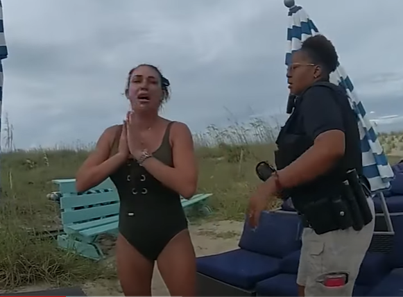 克莉絲汀起初極力否認,反問是誰見到,警方則回應是一個有孩子的家庭,她則辯稱自己只是躺在沙灘上休息,直到警方要求搜索背包時,克莉絲汀才坦承為了放鬆減壓