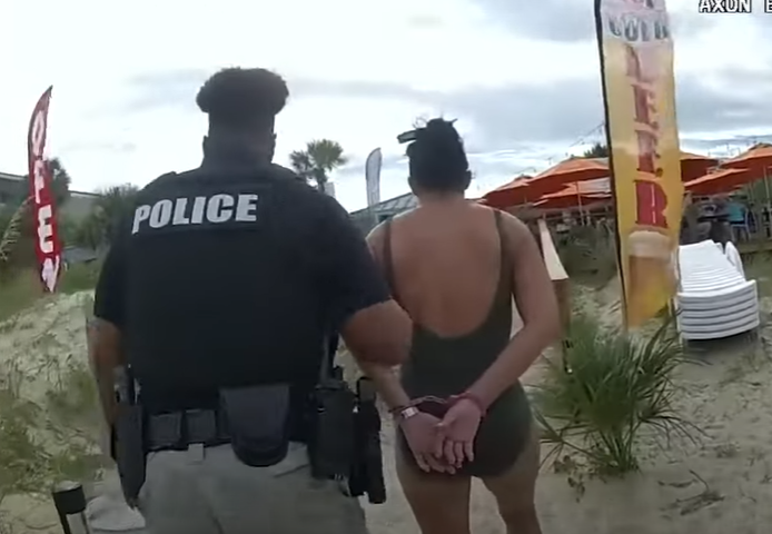 期間她更一度尷尬哭出來喊「我很抱歉,對不起」,最終因涉嫌犯猥褻罪被警察鎖上手扣帶走。