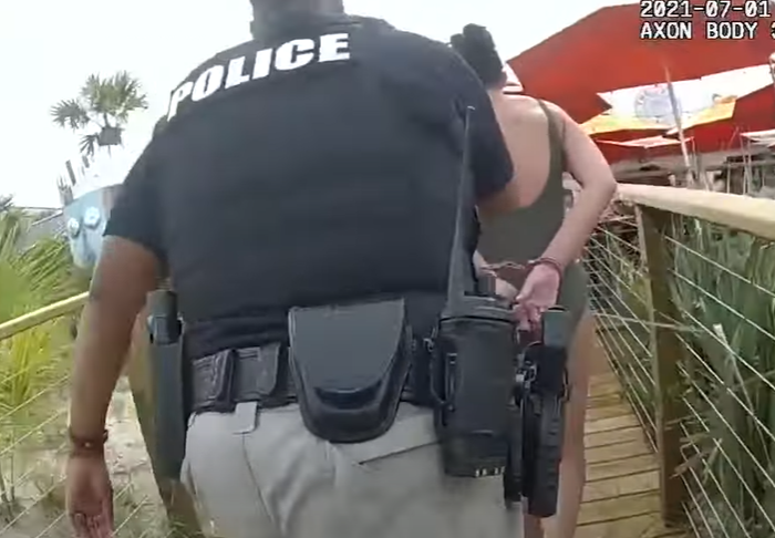 期間她更一度尷尬哭出來喊「我很抱歉,對不起」,最終因涉嫌犯猥褻罪被警察鎖上手扣帶走。