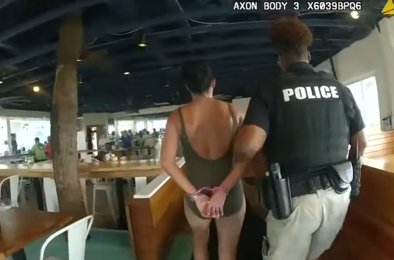 期間她更一度尷尬哭出來喊「我很抱歉,對不起」,最終因涉嫌犯猥褻罪被警察鎖上手扣帶走。