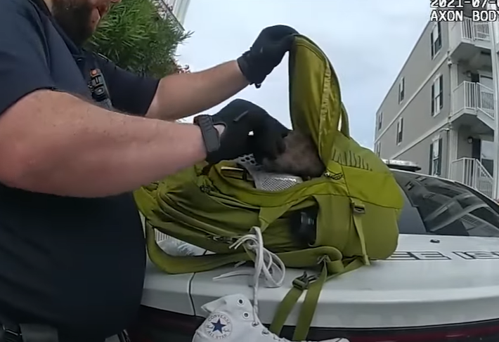 期間她更一度尷尬哭出來喊「我很抱歉,對不起」,最終因涉嫌犯猥褻罪被警察鎖上手扣帶走。