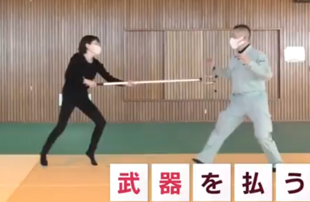 日本媒體展示高效能防盜叉的使用。(影片截圖)