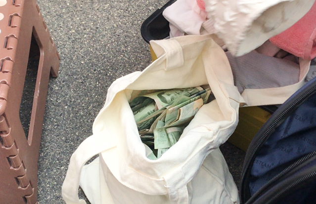 泰國當局指6名被捕人部份互相認識,部份人聲稱是得知在泰國行乞會可每天賺到約1萬泰銖(約2,230港元),自願進入進行乞討(網上圖片)