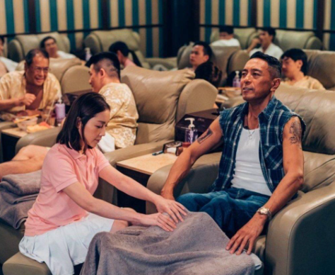 一位港男在社交平台上發文分享自己北上按摩的慘痛經歷,他表示自己大約在兩個星期前北上到位於深圳福田口岸的「專業修腳房」按腳。(圖片來源:電影《極度俏郎君》劇照)