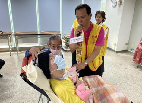 婆婆至今已變成植物人卧床20年,而在這20年間,她的丈夫仍然每天風雨未改,不離不棄地到院舍探望妻子。(圖片來源:Facebook@創世基金會台中分院)