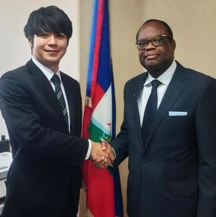 上畠寛弘減肥後(左)。(上畠寛弘IG)