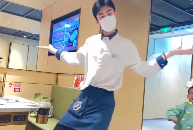 江蘇男侍應「舞技出眾」成網紅 獲3000元獎金