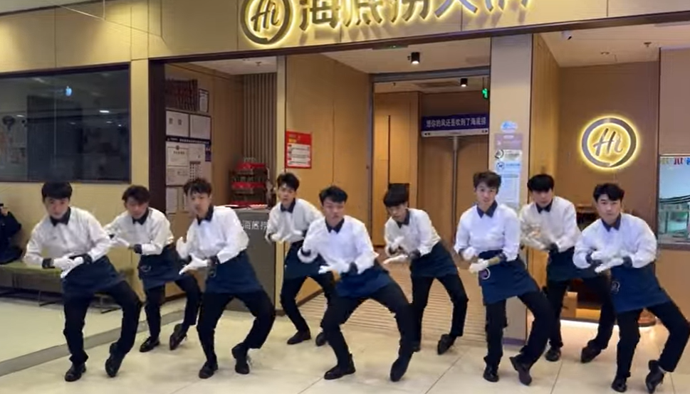 內地多個城市的海底撈分店侍應大跳名為「科目三」的舞蹈,於社交平台抖音爆紅