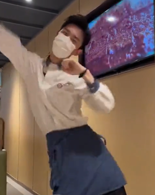 江蘇男侍應「舞技出眾」成網紅 獲3000元獎金