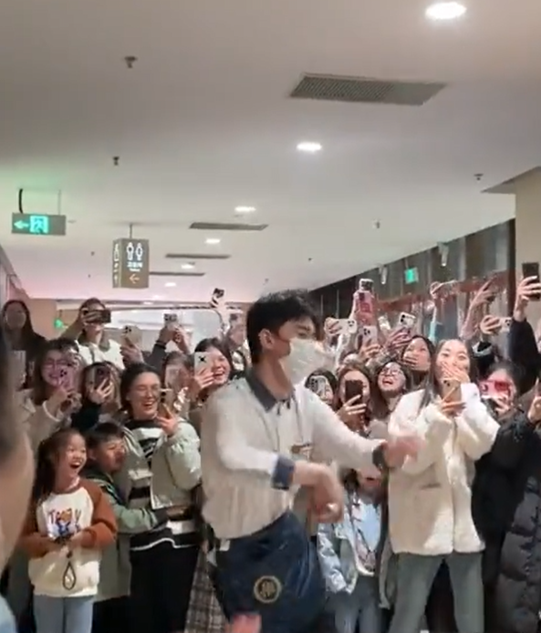 江蘇男侍應「舞技出眾」成網紅 獲3000元獎金