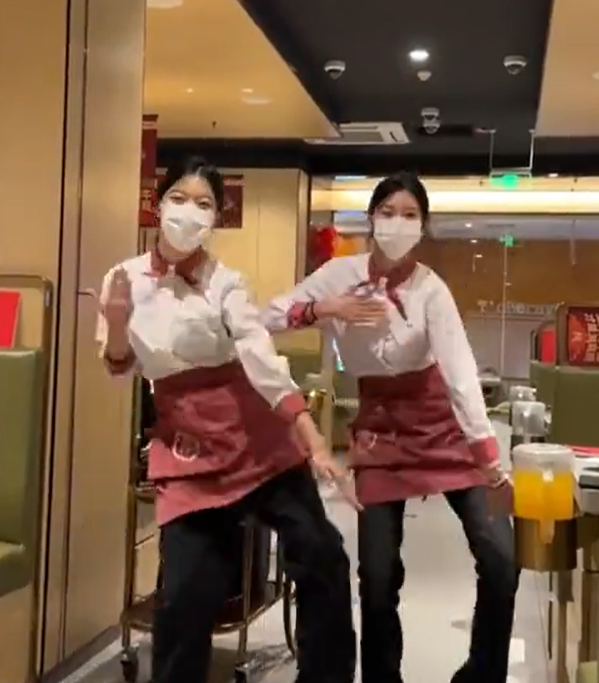 內地多個城市的海底撈分店侍應大跳名為「科目三」的舞蹈,於社交平台抖音爆紅