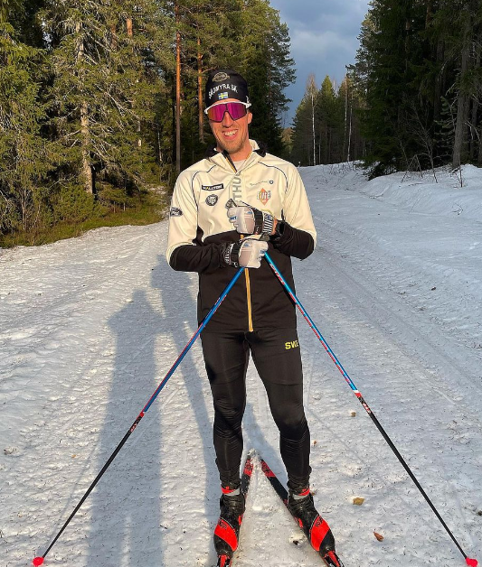 哈夫瓦森(Calle Halfvarsson)早前赴芬蘭參賽,在零下15度的環境中完成20公里賽事,他透露,自己的生殖器官於抵達終點時「凍僵失去知覺」,需立刻衝進帳篷「躺10分鐘才回暖」(哈夫瓦森IG)