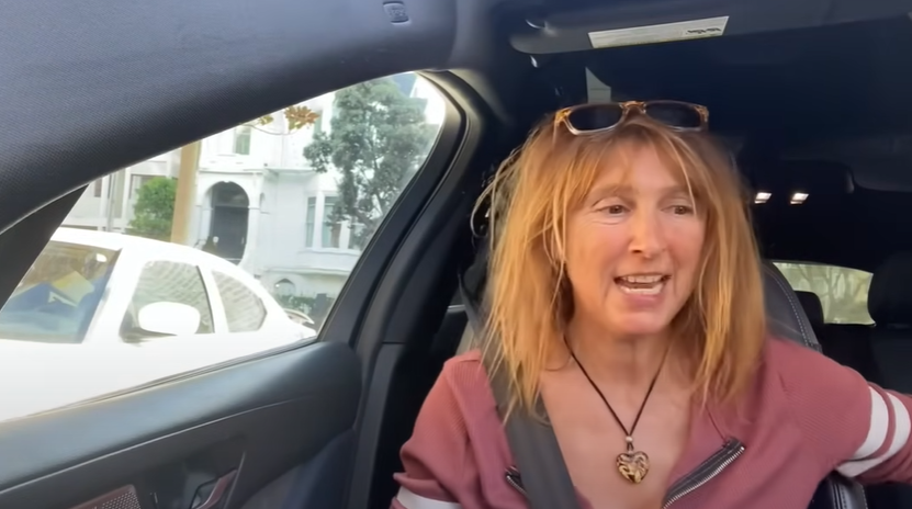 她坐上副駕駛座後,汽車的儀表板會解釋「行駛技巧」的基本規則,並要求乘客勿觸摸軚盤或腳踏。