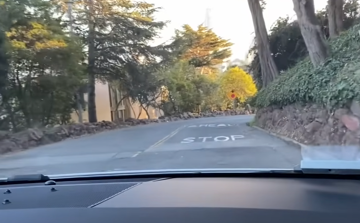 軚盤自動操控時的體驗像科幻電影,她直言行程時緊張得「心臟都快跳出來」,