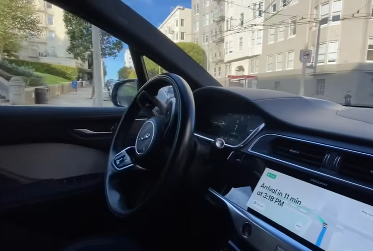 軚盤自動操控時的體驗像科幻電影,她直言行程時緊張得「心臟都快跳出來」,