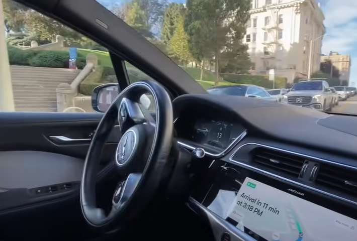 軚盤自動操控時的體驗像科幻電影,她直言行程時緊張得「心臟都快跳出來」,