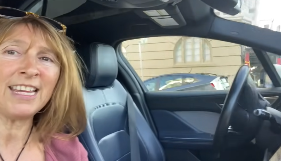 軚盤自動操控時的體驗像科幻電影,她直言行程時緊張得「心臟都快跳出來」,