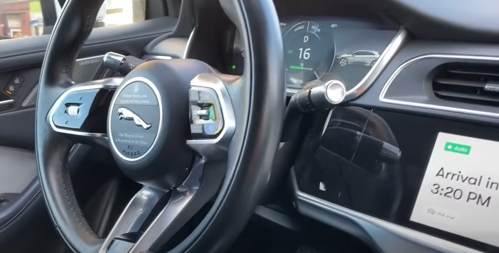 軚盤自動操控時的體驗像科幻電影,她直言行程時緊張得「心臟都快跳出來」,