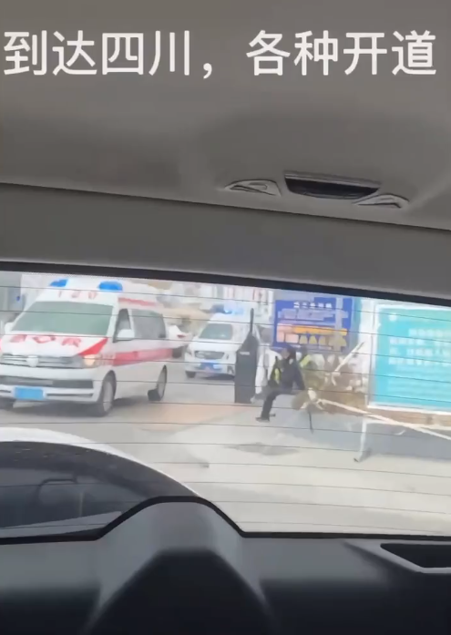 父親更花費120萬元包下醫療專機轉院救治,乘車途中疑獲「開路」,隨即引發社交平台輿論指責有事主有特權。